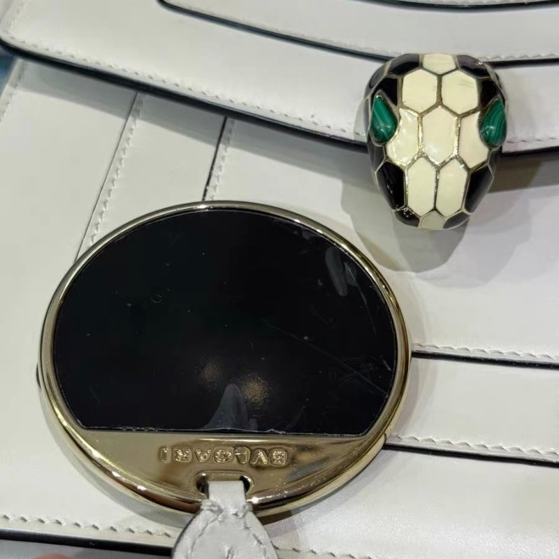 BVLGARI 白色金扣蛇頭肩背斜背包 20*15 98新配件塵袋-1