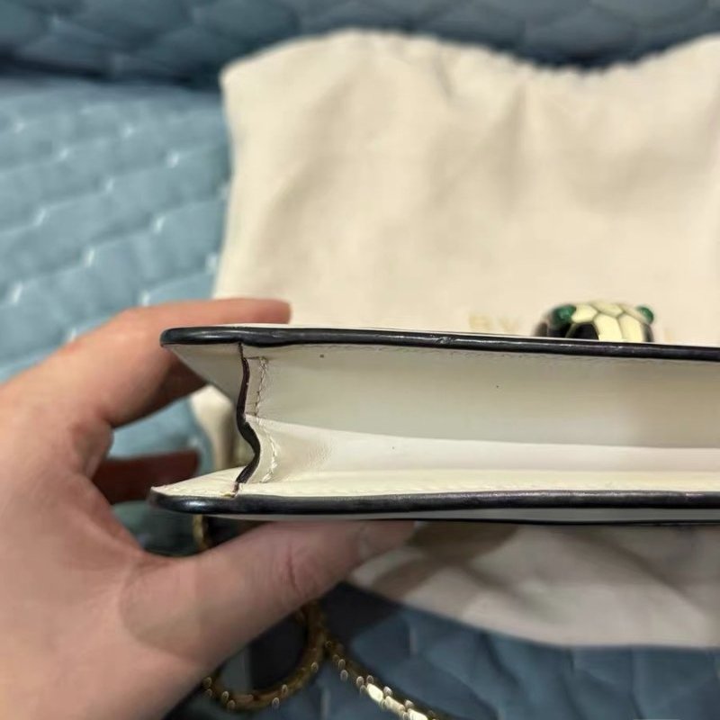 BVLGARI 白色金扣蛇頭肩背斜背包 20*15 98新配件塵袋-7