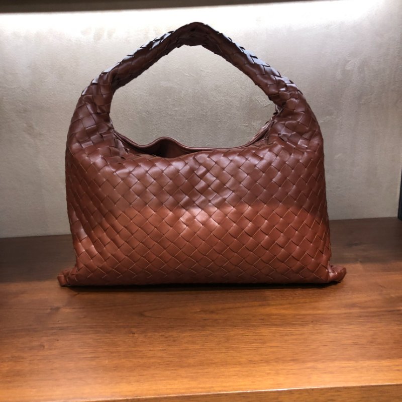 🎊佳節特賣🎁Bottega Veneta 796262 小款皮革 Hop 編織包 紅木色﻿-1