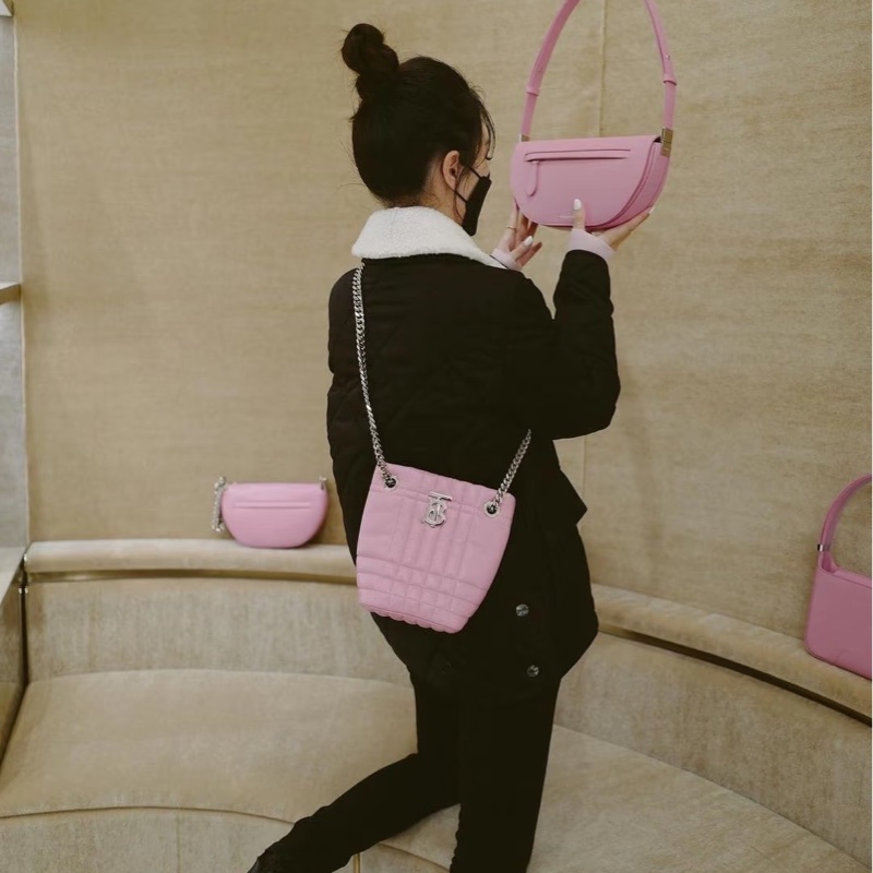 Burberry粉色蘿拉水桶包-1
