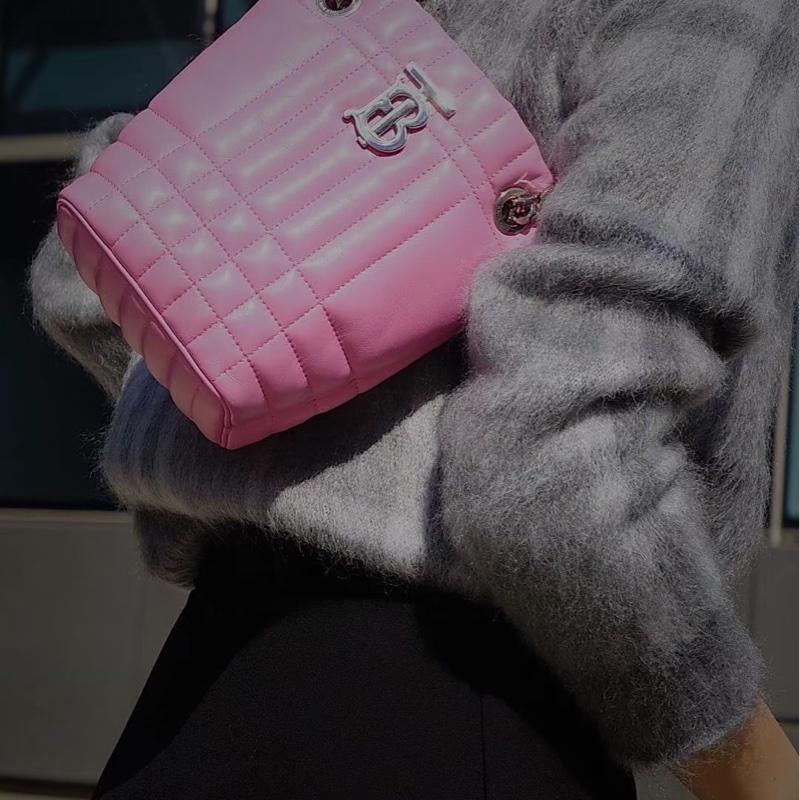 Burberry粉色蘿拉水桶包-4