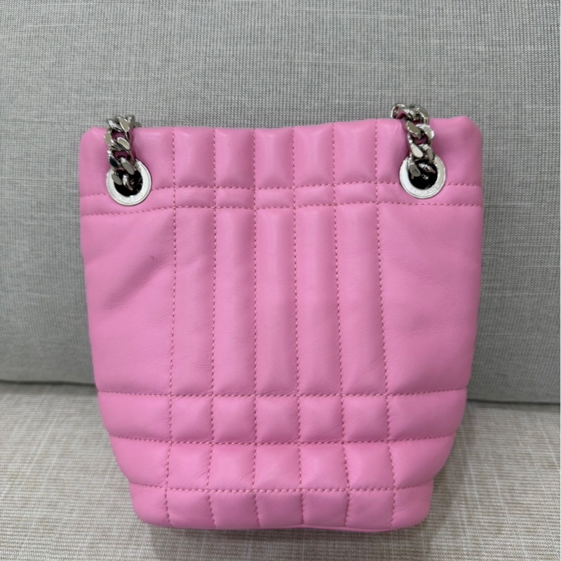 Burberry粉色蘿拉水桶包-6