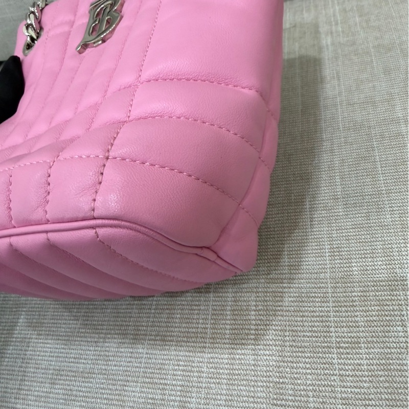 Burberry粉色蘿拉水桶包-9