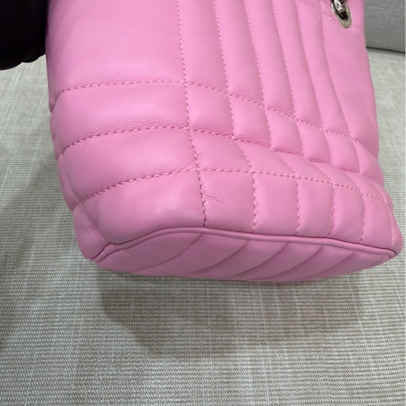 Burberry粉色蘿拉水桶包-12