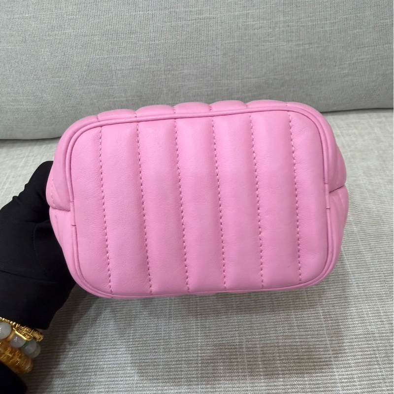 Burberry粉色蘿拉水桶包-13