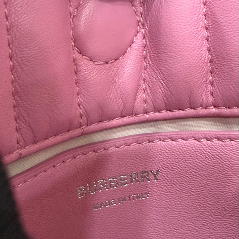 Burberry粉色蘿拉水桶包-16