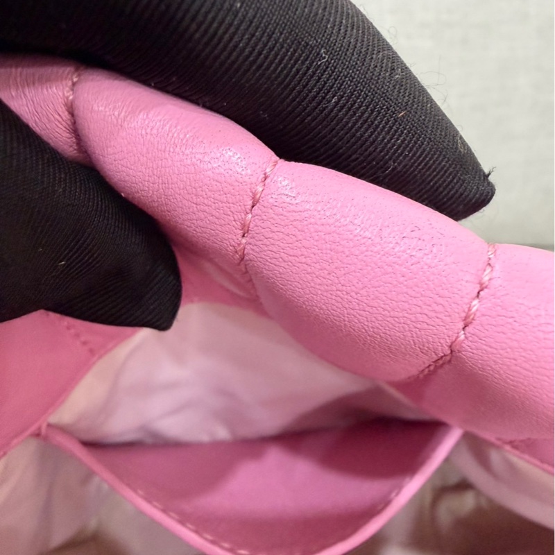 Burberry粉色蘿拉水桶包-17