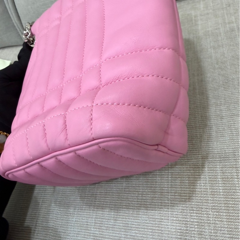 Burberry粉色蘿拉水桶包-22