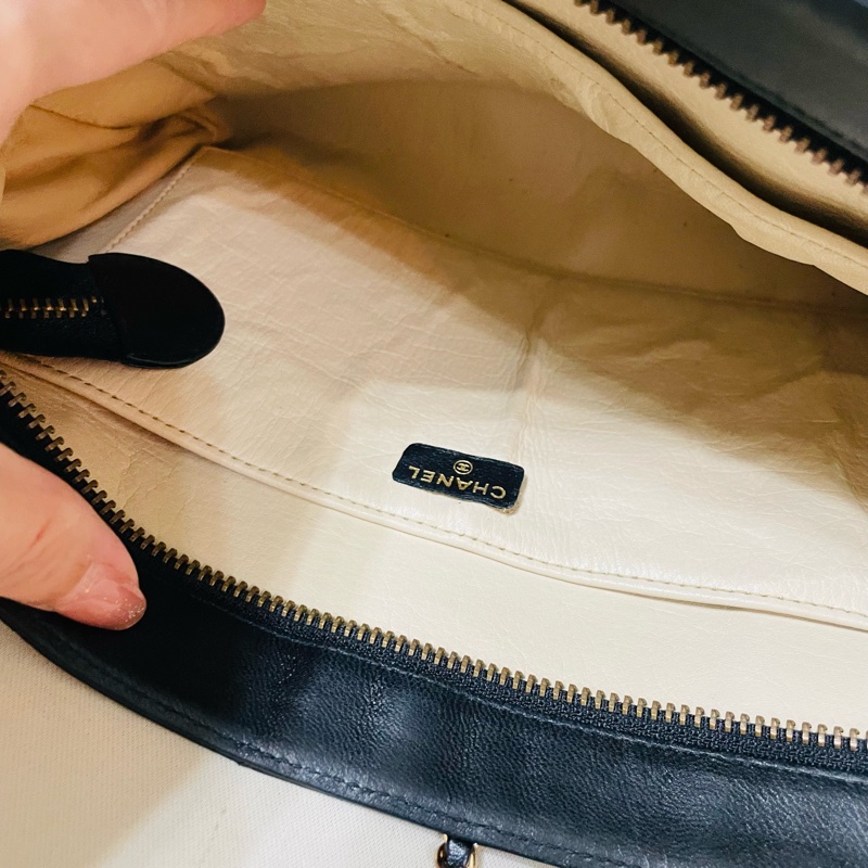 Chanel 老香手拿包-12