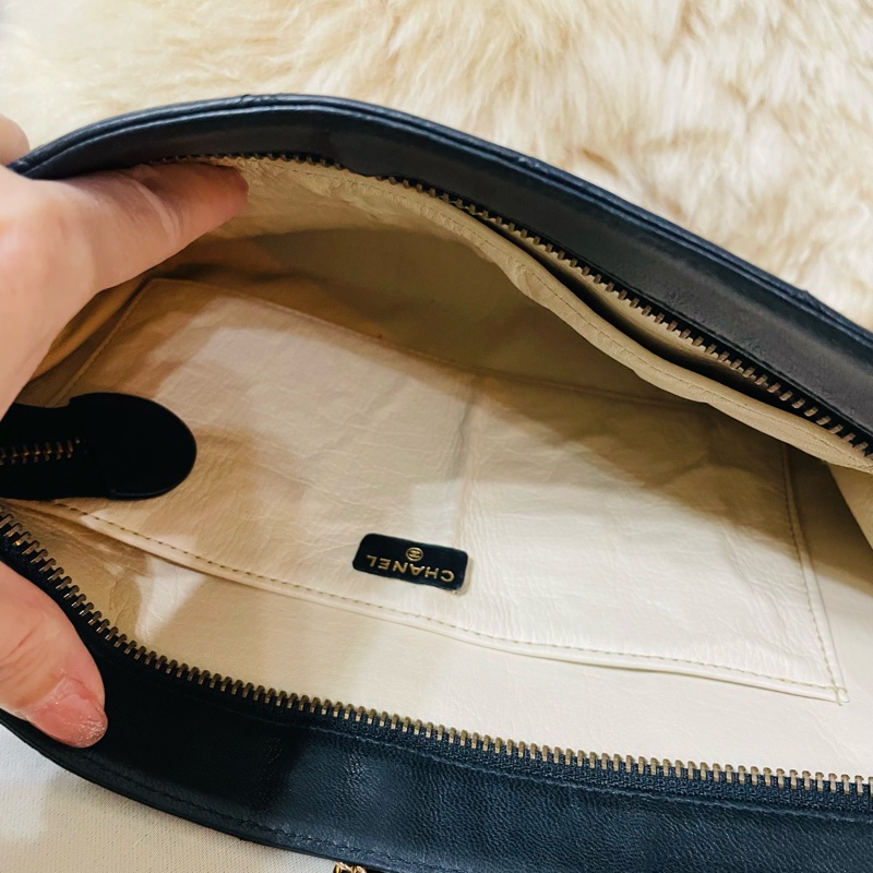 Chanel 老香手拿包-13