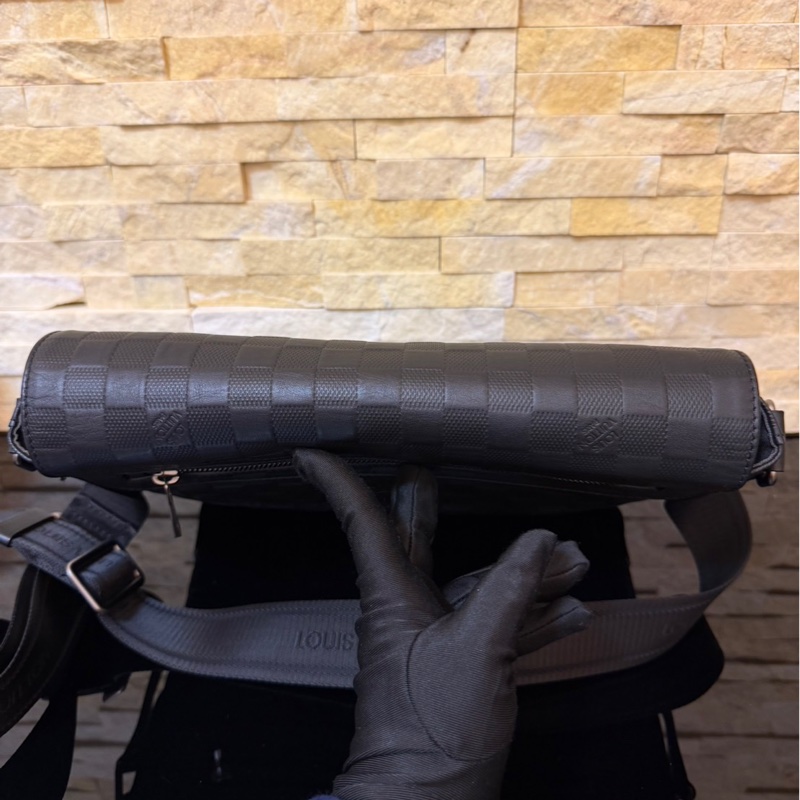 LV N41286 DISTRICT 小號全皮系列斜背包-11