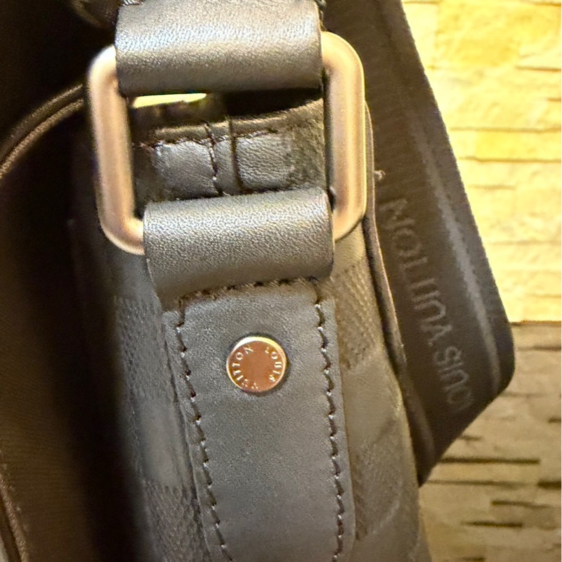 LV N41286 DISTRICT 小號全皮系列斜背包-16