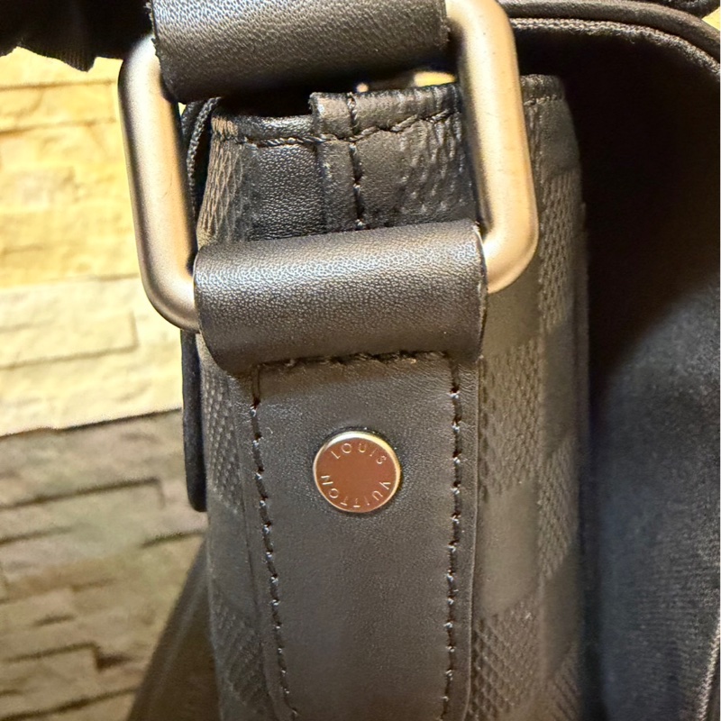 LV N41286 DISTRICT 小號全皮系列斜背包-17