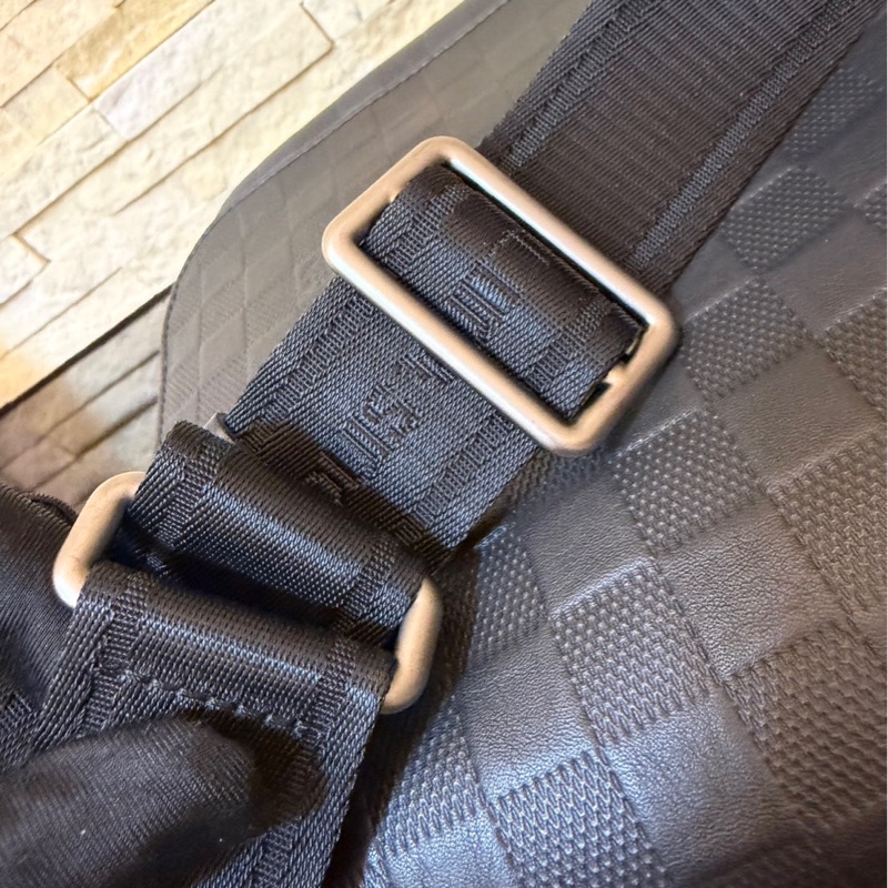 LV N41286 DISTRICT 小號全皮系列斜背包-19