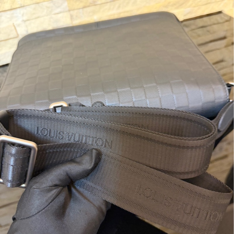 LV N41286 DISTRICT 小號全皮系列斜背包-21