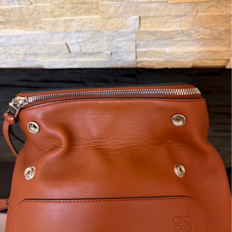 Loewe羅意威橘棕色雙肩包-29