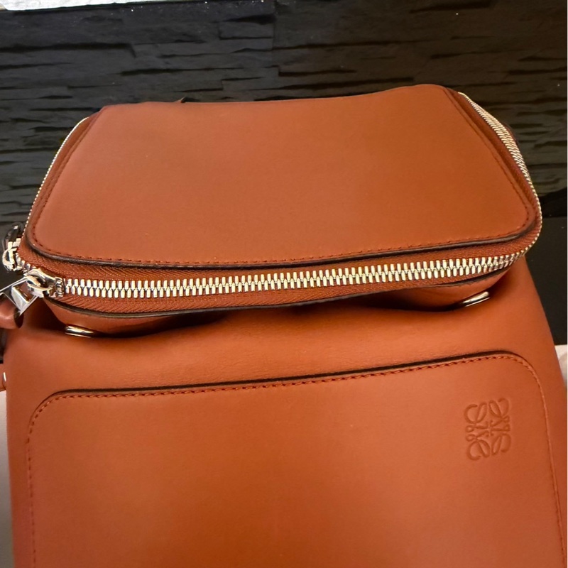 Loewe羅意威橘棕色雙肩包-52