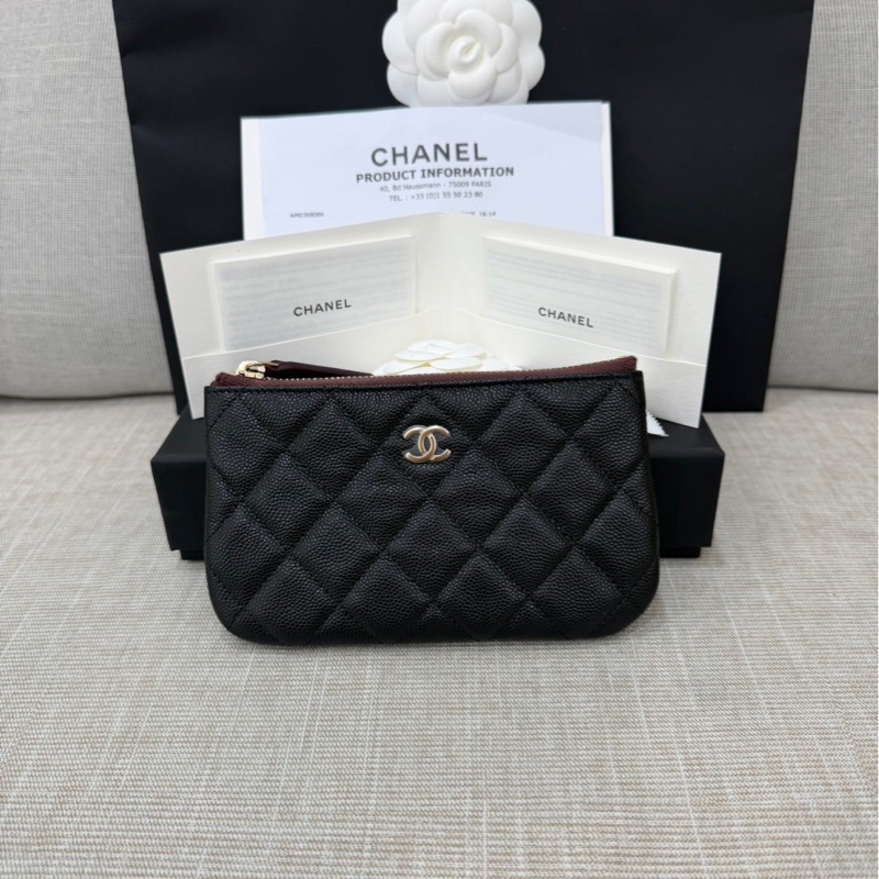香奈兒 CHANEL 荔枝牛皮一字拉鍊零 錢包(黑金)-0