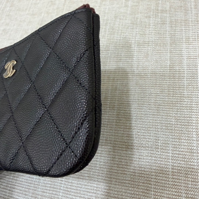 香奈兒 CHANEL 荔枝牛皮一字拉鍊零 錢包(黑金)-6