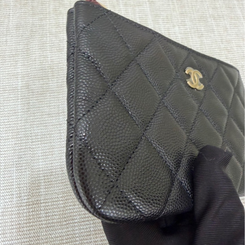 香奈兒 CHANEL 荔枝牛皮一字拉鍊零 錢包(黑金)-7