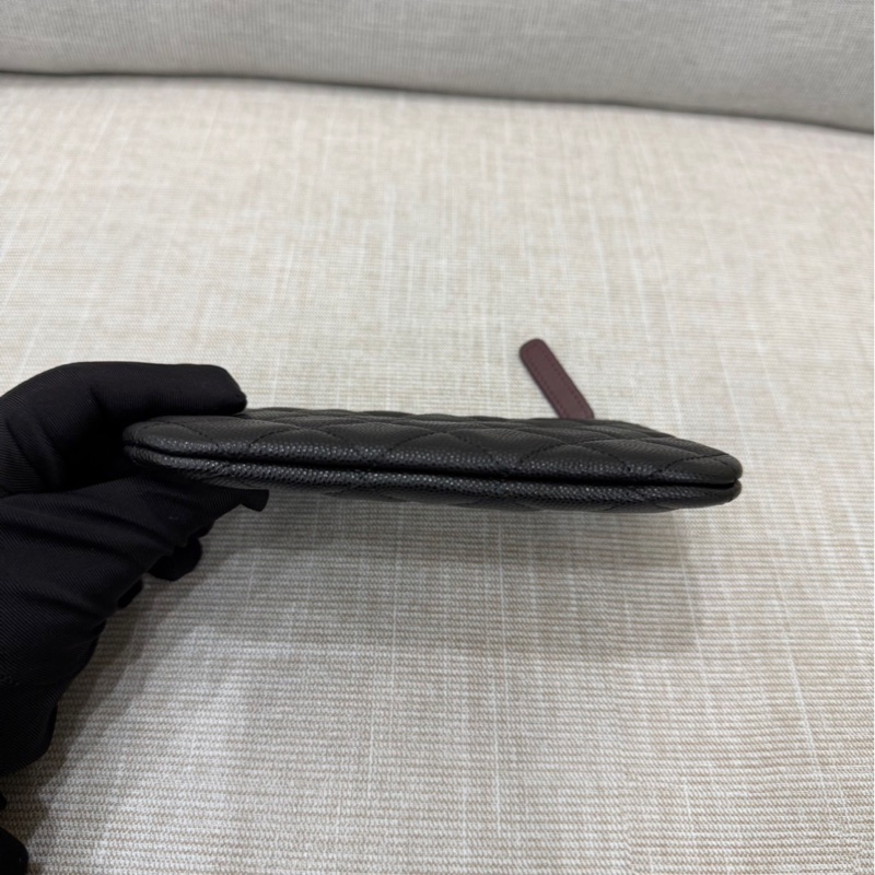 香奈兒 CHANEL 荔枝牛皮一字拉鍊零 錢包(黑金)-12