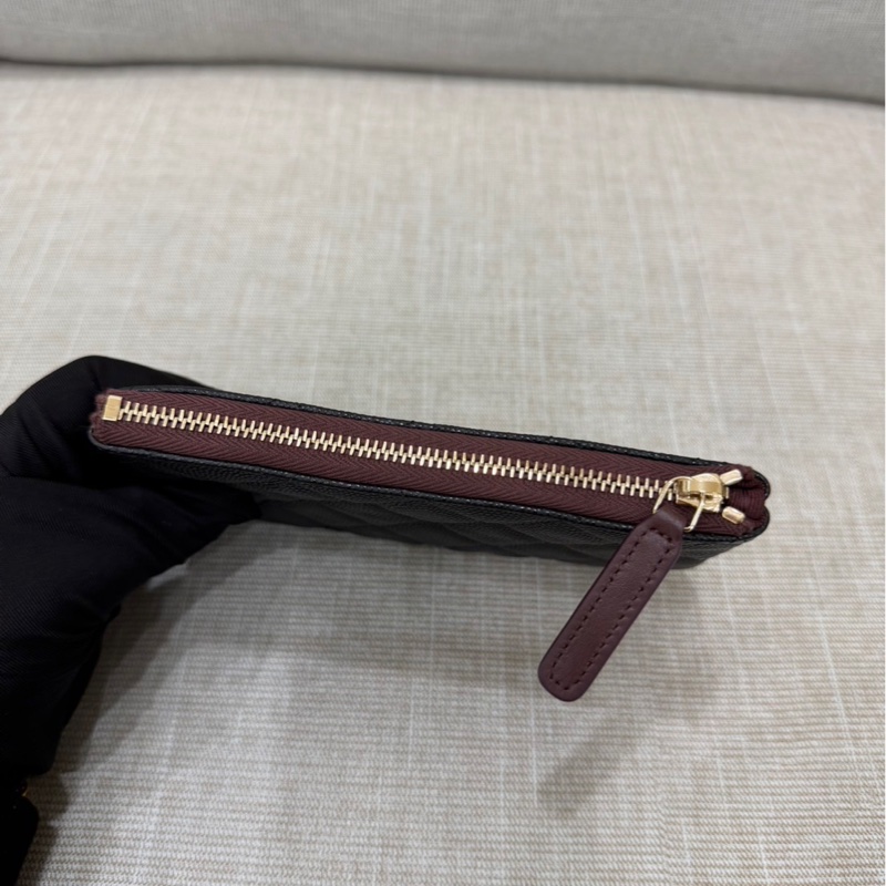 香奈兒 CHANEL 荔枝牛皮一字拉鍊零 錢包(黑金)-13