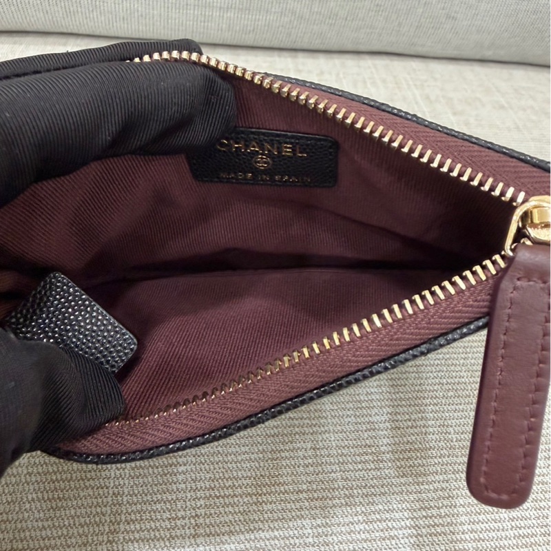 香奈兒 CHANEL 荔枝牛皮一字拉鍊零 錢包(黑金)-15