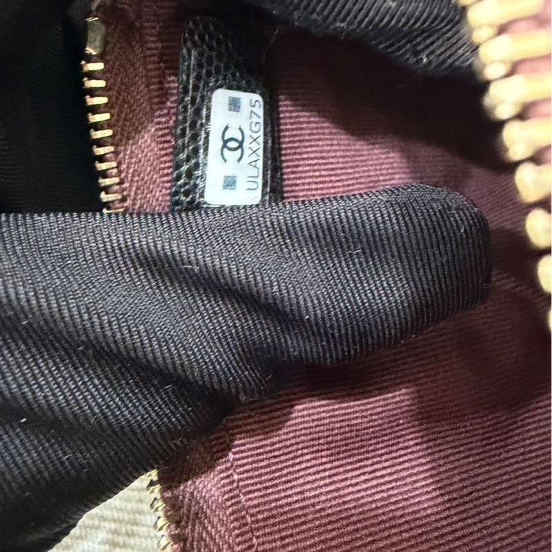 香奈兒 CHANEL 荔枝牛皮一字拉鍊零 錢包(黑金)-16