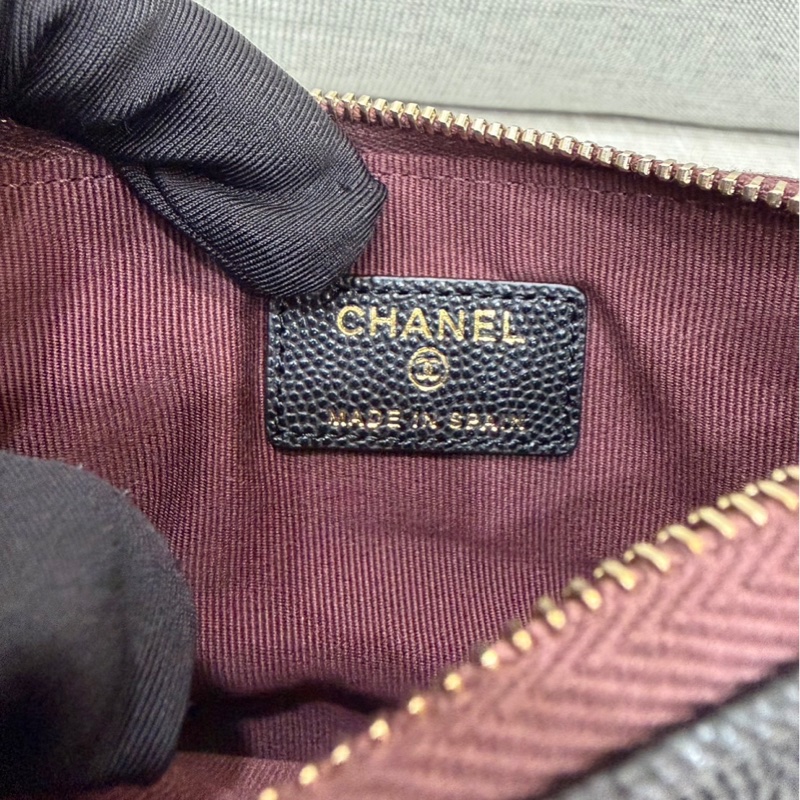 香奈兒 CHANEL 荔枝牛皮一字拉鍊零 錢包(黑金)-17