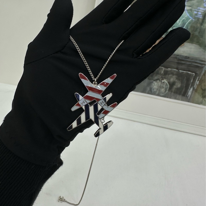 Chanel 香奈兒反戰系列走秀款 雙色飛機 毛衣項鍊 男女都可以用,又颯又吸睛-6