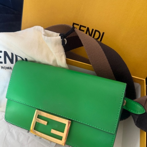 保證真品 極新💚Fendi 法棍包 綠色 經典背袋