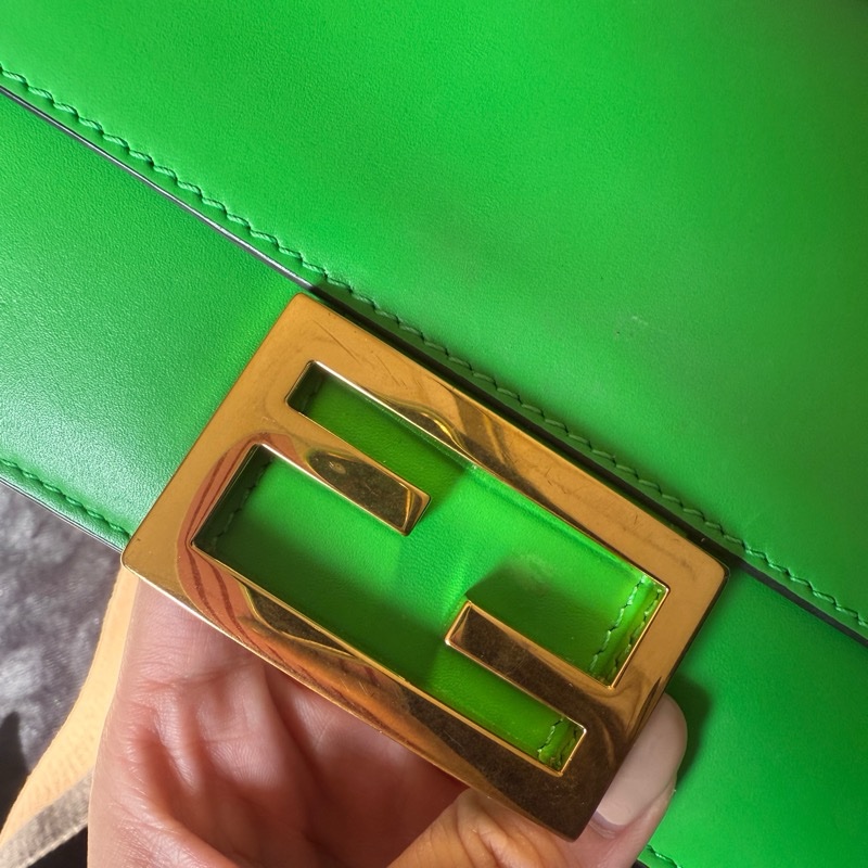 保證真品 極新💚Fendi 法棍包 綠色 經典背袋-11