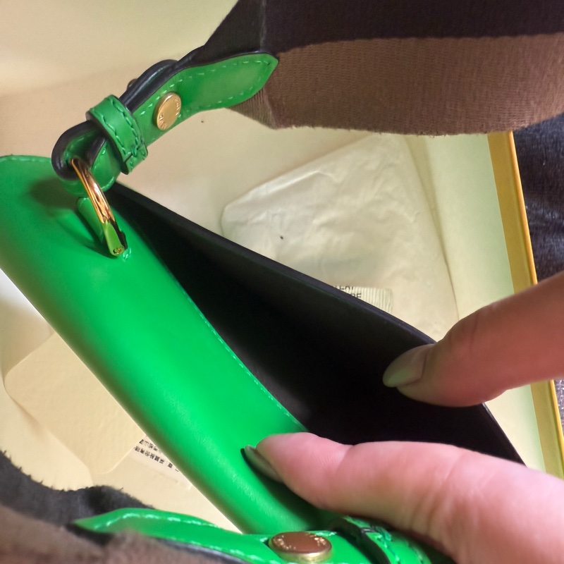 保證真品 極新💚Fendi 法棍包 綠色 經典背袋-12