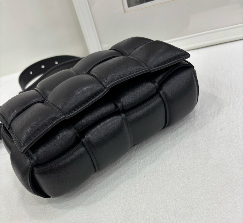 BOTTEGA VENETA/葆蝶家 BV Padded Cassette 8格枕頭包 黑色羊皮編織胸包腰包單肩包 尺寸:18*10-5