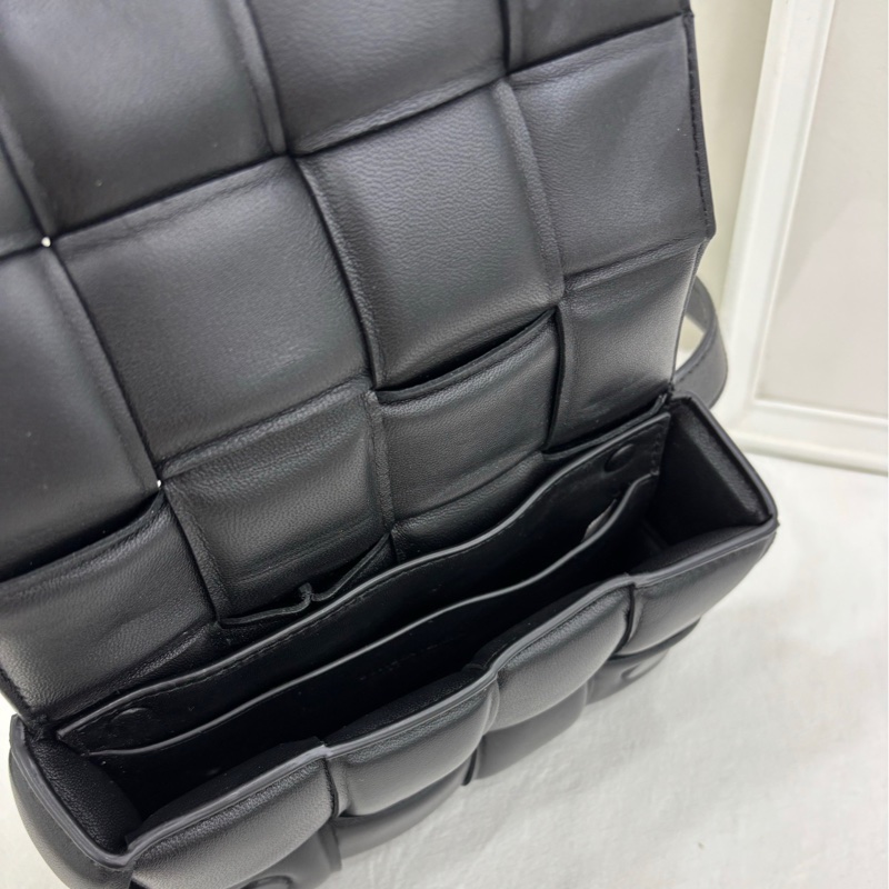 BOTTEGA VENETA/葆蝶家 BV Padded Cassette 8格枕頭包 黑色羊皮編織胸包腰包單肩包 尺寸:18*10-7