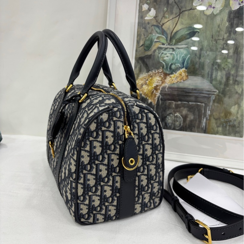 Dior Groove 25手袋 藍色Oblique老花 24年編碼 尺寸:25x19x16 經典型波士頓包 可拆卸可調式肩帶 藍色Oblique提花布料 搭配黑色皮革裝飾 拉鍊開合 內部空間實用-3