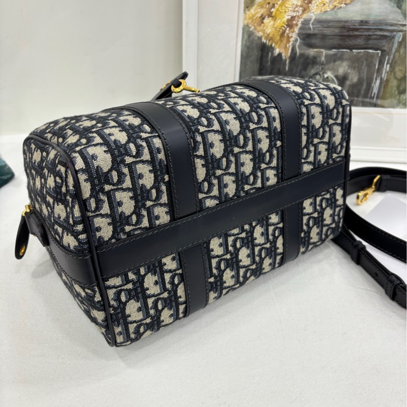 Dior Groove 25手袋 藍色Oblique老花 24年編碼 尺寸:25x19x16 經典型波士頓包 可拆卸可調式肩帶 藍色Oblique提花布料 搭配黑色皮革裝飾 拉鍊開合 內部空間實用-4