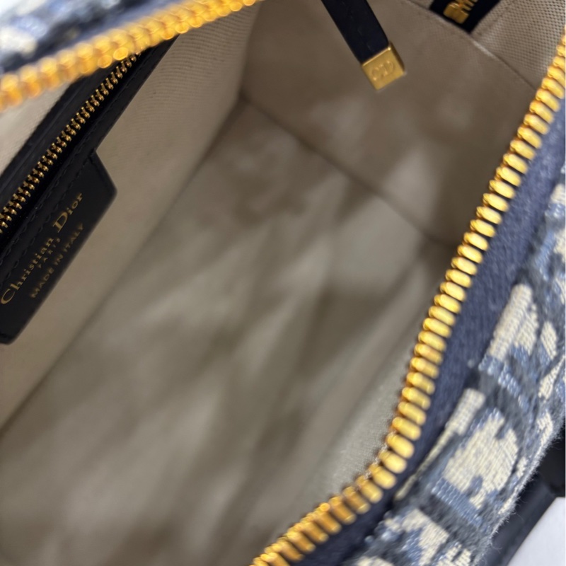 Dior Groove 25手袋 藍色Oblique老花 24年編碼 尺寸:25x19x16 經典型波士頓包 可拆卸可調式肩帶 藍色Oblique提花布料 搭配黑色皮革裝飾 拉鍊開合 內部空間實用-5