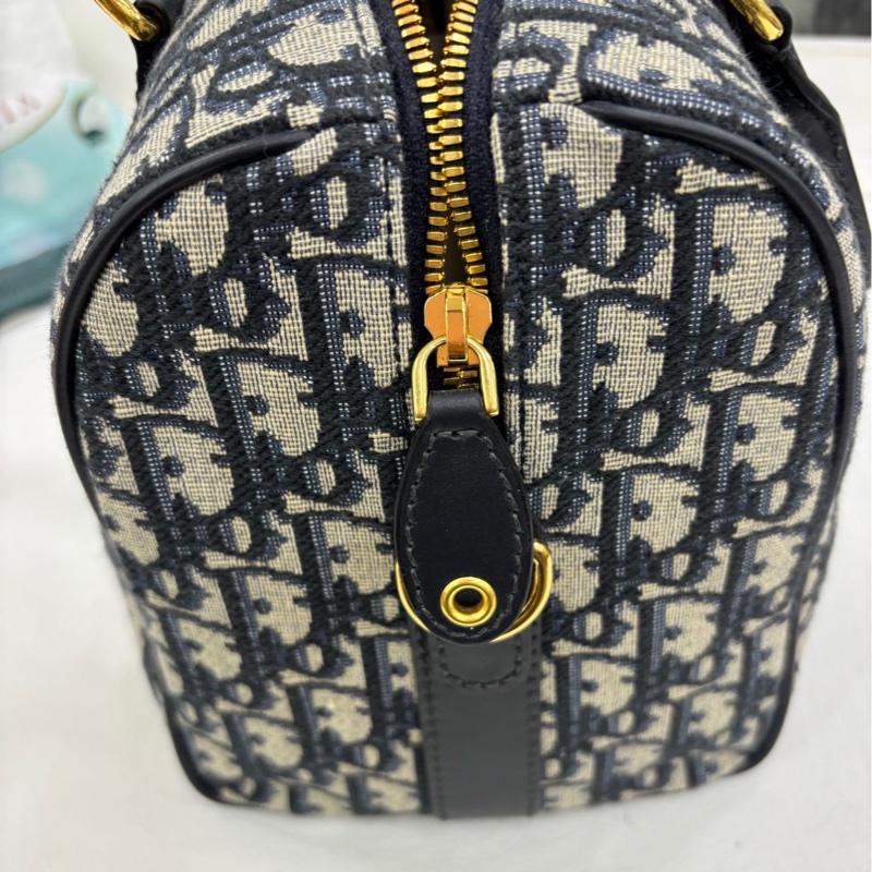 Dior Groove 25手袋 藍色Oblique老花 24年編碼 尺寸:25x19x16 經典型波士頓包 可拆卸可調式肩帶 藍色Oblique提花布料 搭配黑色皮革裝飾 拉鍊開合 內部空間實用-6