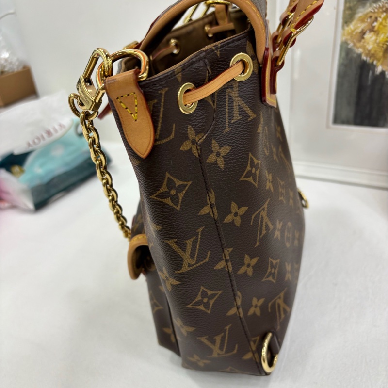 LV路易威登 Excursion老花青蛙雙肩包 晶片款 經典Monogram配色 金色五金 抽繩設計 肩帶齊全 包身保存很好 內裡乾淨 容量實用-3