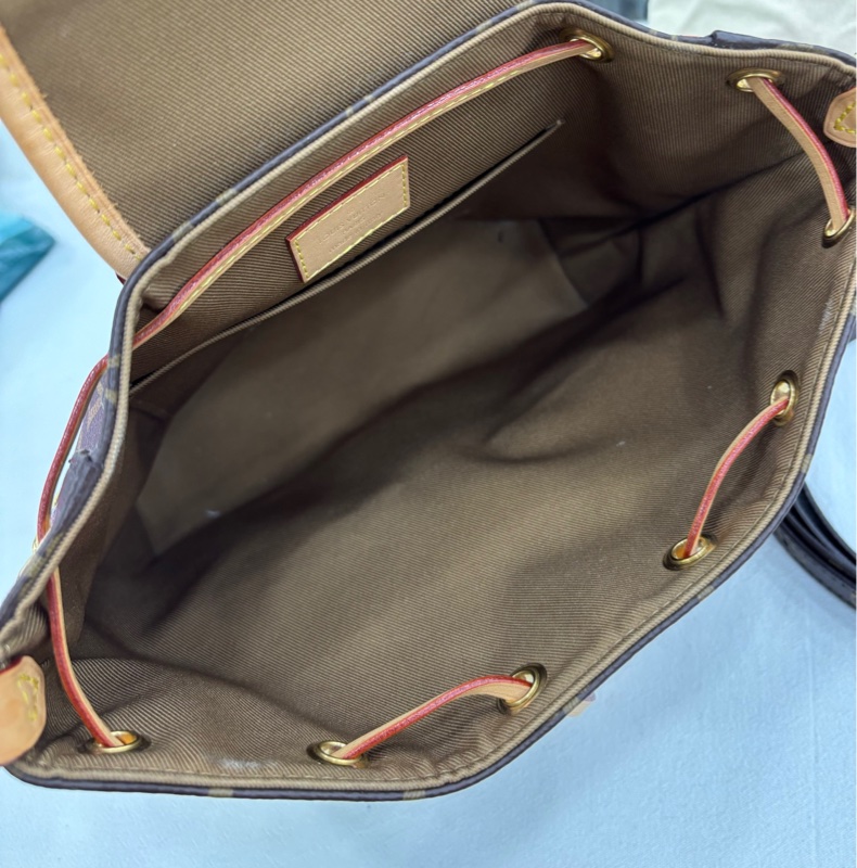 LV路易威登 Excursion老花青蛙雙肩包 晶片款 經典Monogram配色 金色五金 抽繩設計 肩帶齊全 包身保存很好 內裡乾淨 容量實用-6