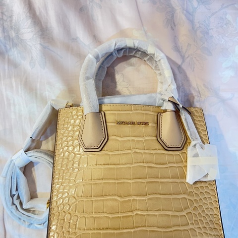 MK 奶茶色斜背包