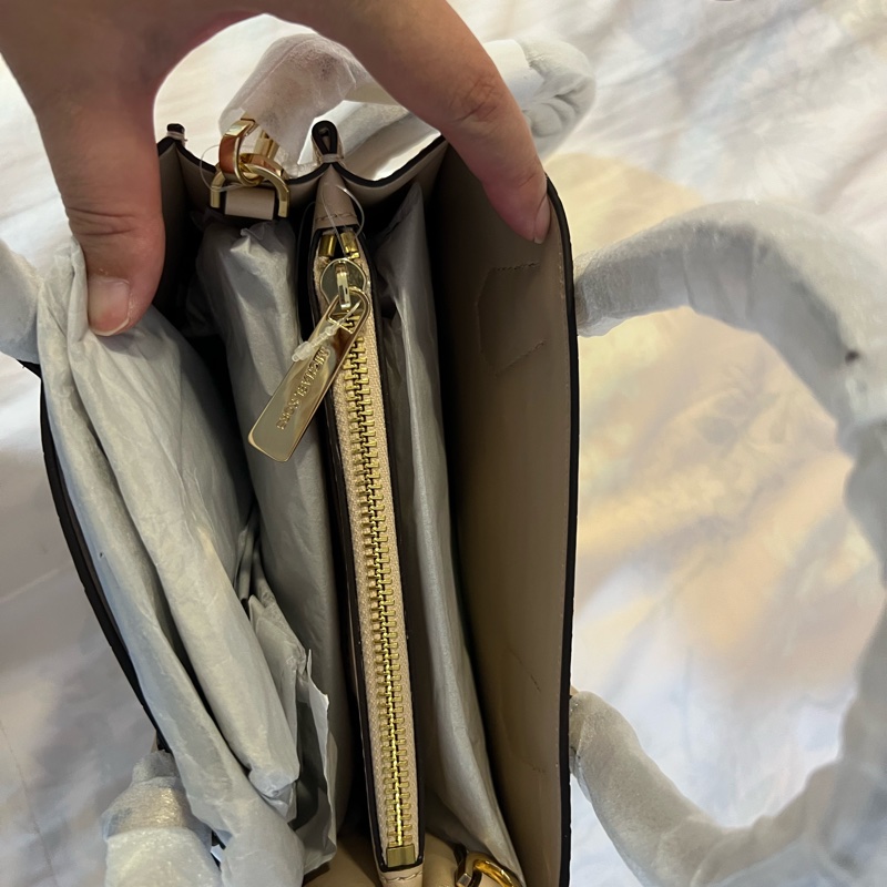 MK 奶茶色斜背包-1