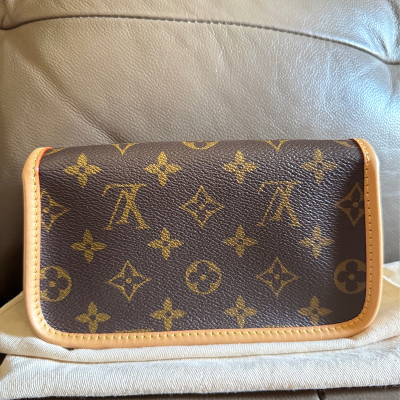 LOUIS VUITTON 法棍包nano-1