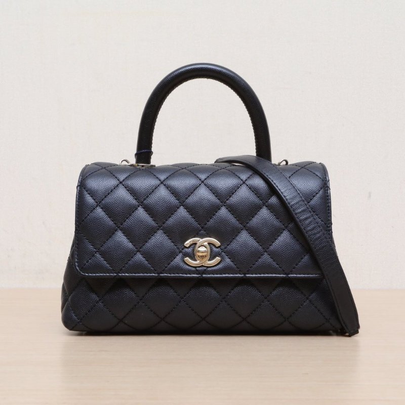 CHANEL CocoHandle小號黑色荔枝牛皮晶片開淺金扣肩背包-1