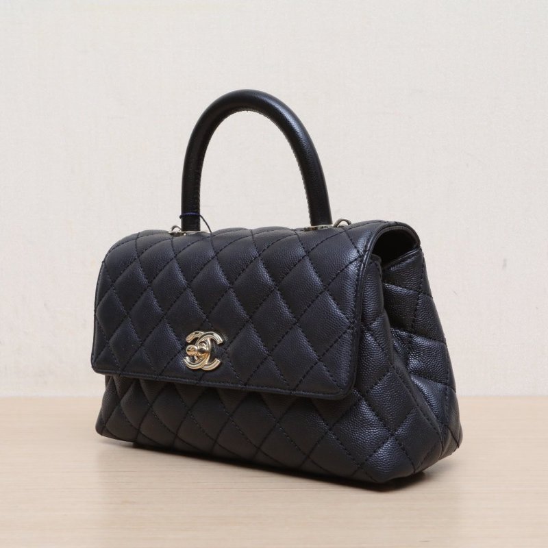 CHANEL CocoHandle小號黑色荔枝牛皮晶片開淺金扣肩背包-4