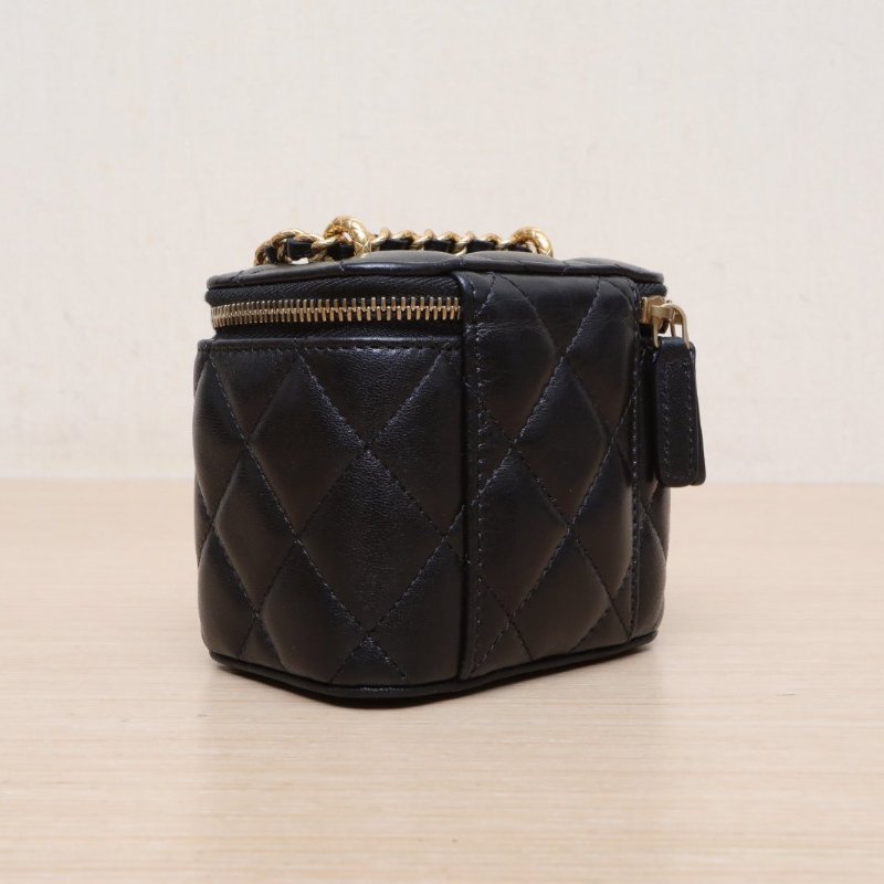 CHANEL 23C方盒子化妝包帶鏡子10黑色羊皮鐳射標鳳梨扣單皮穿鏈肩帶肩背包-4