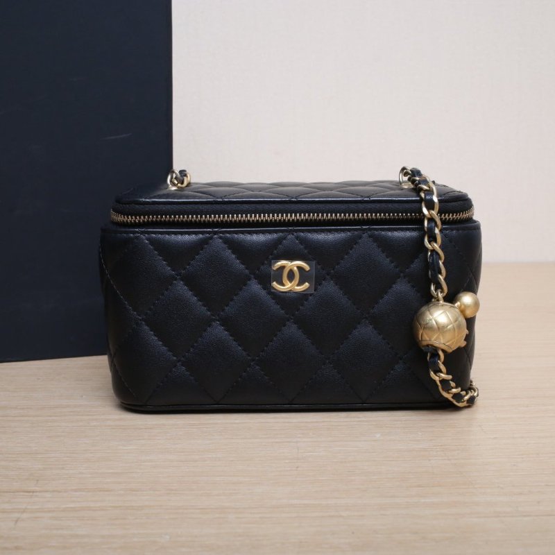 CHANEL 長盒子化妝包帶鏡子16.5黑色羊皮鐳射標金扣金球調節扣肩帶肩背包-0