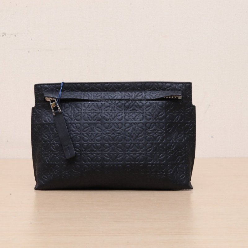 LOEWE 黑色牛皮logo壓紋手拿包肩背包-1