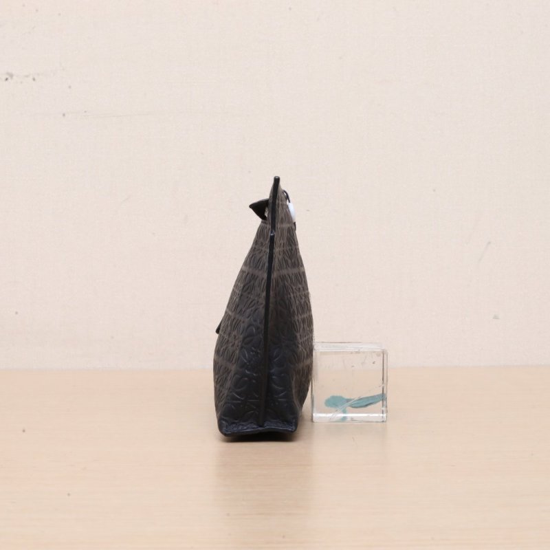 LOEWE 黑色牛皮logo壓紋手拿包肩背包-3